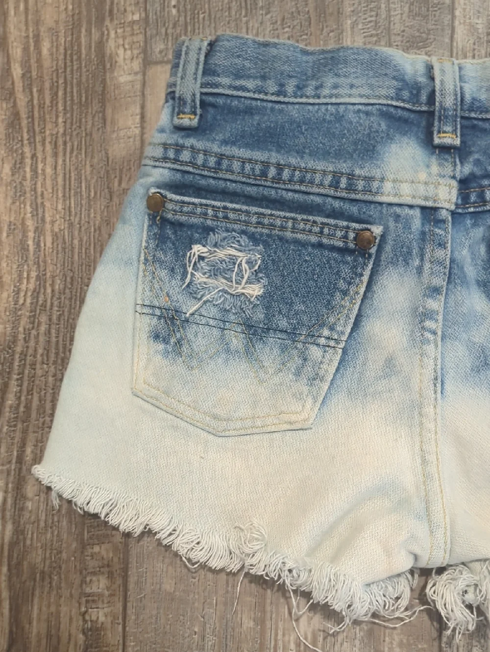 WRANGLER girls distressed cut-off frayed bleach-dip denim jean shorts sz 10 EUC